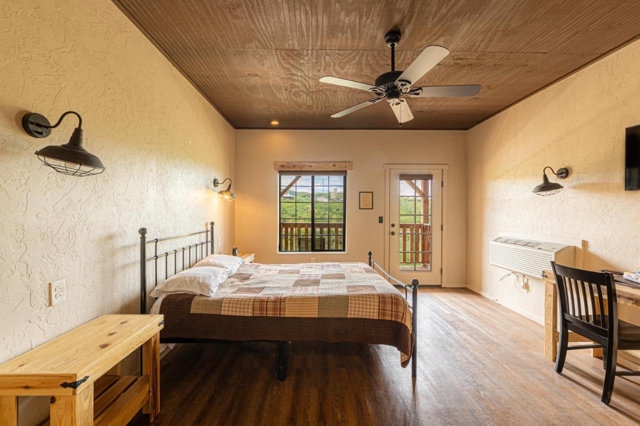 -Pet Friendly- Miners Cabin #5 -Two Double Beds - Private Balcony Тумстон Экстерьер фото